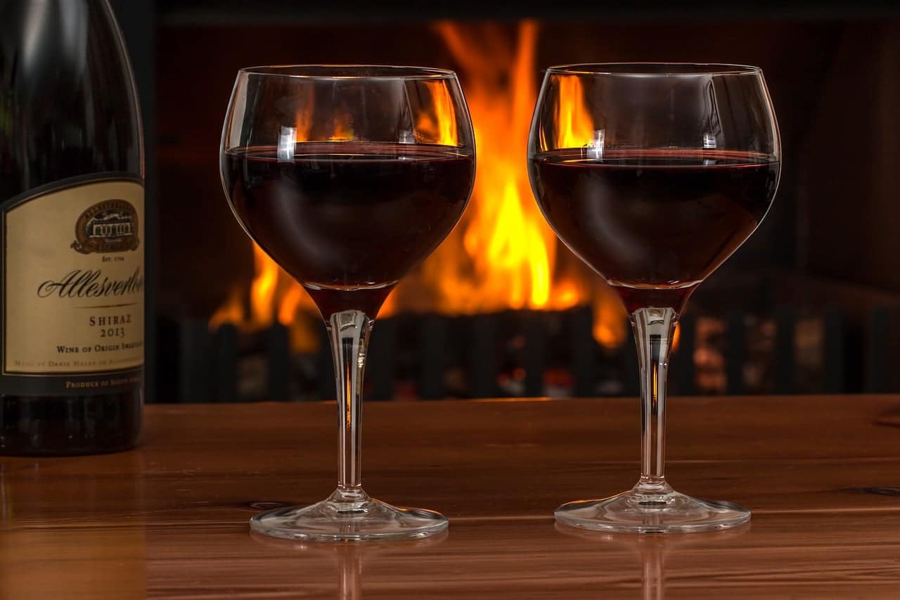 https://beerandwine.guide/wp-content/uploads/2018/05/red-wine-in-glasses.jpg