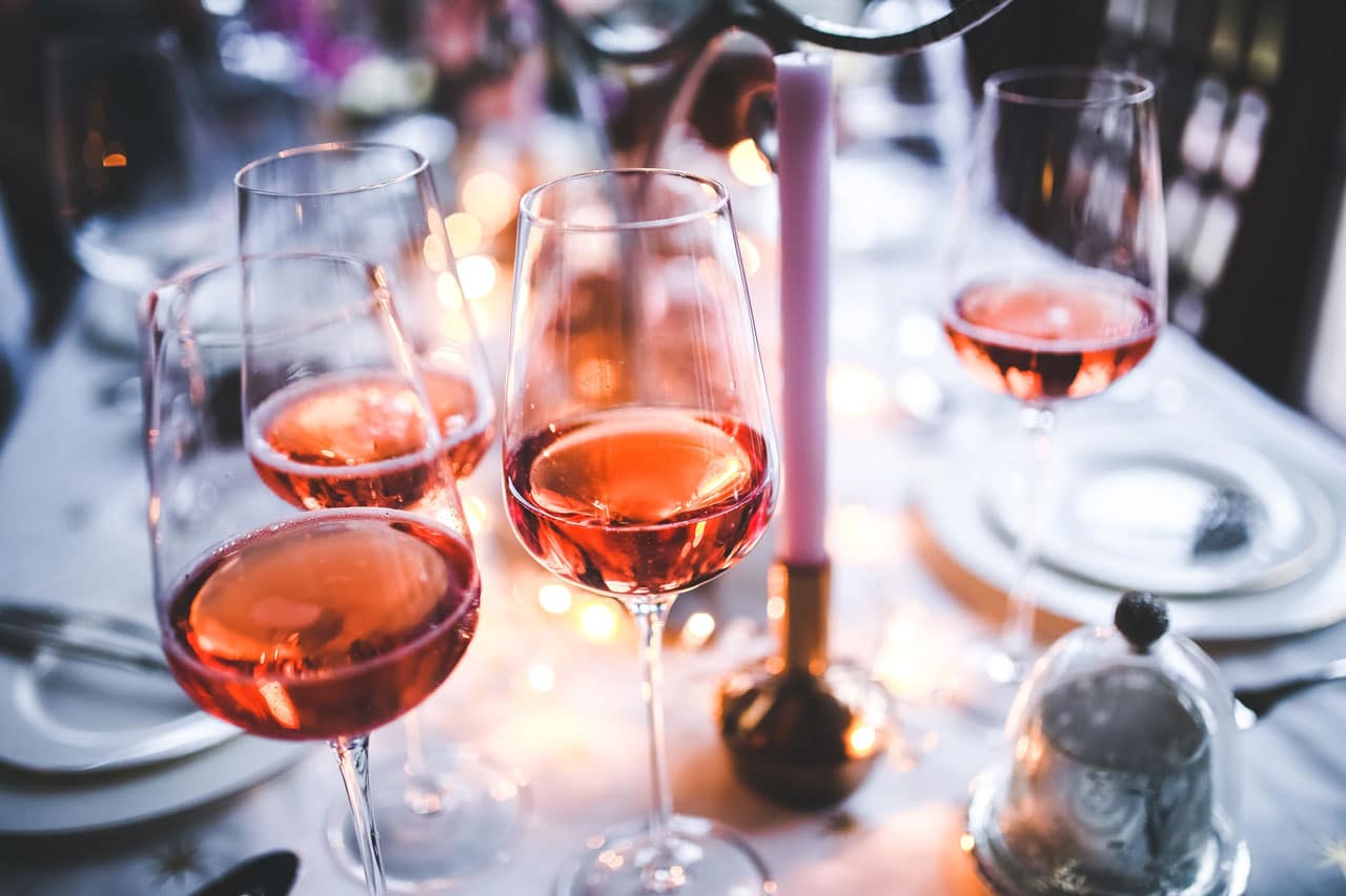 https://beerandwine.guide/wp-content/uploads/2018/05/rose-wine-in-glasses.jpg